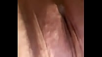 Толстая чувиха в пеньюаре показывает массивные дойки